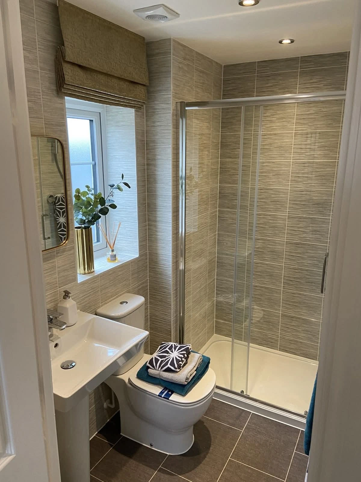 Baño completo renovado con revestimientos