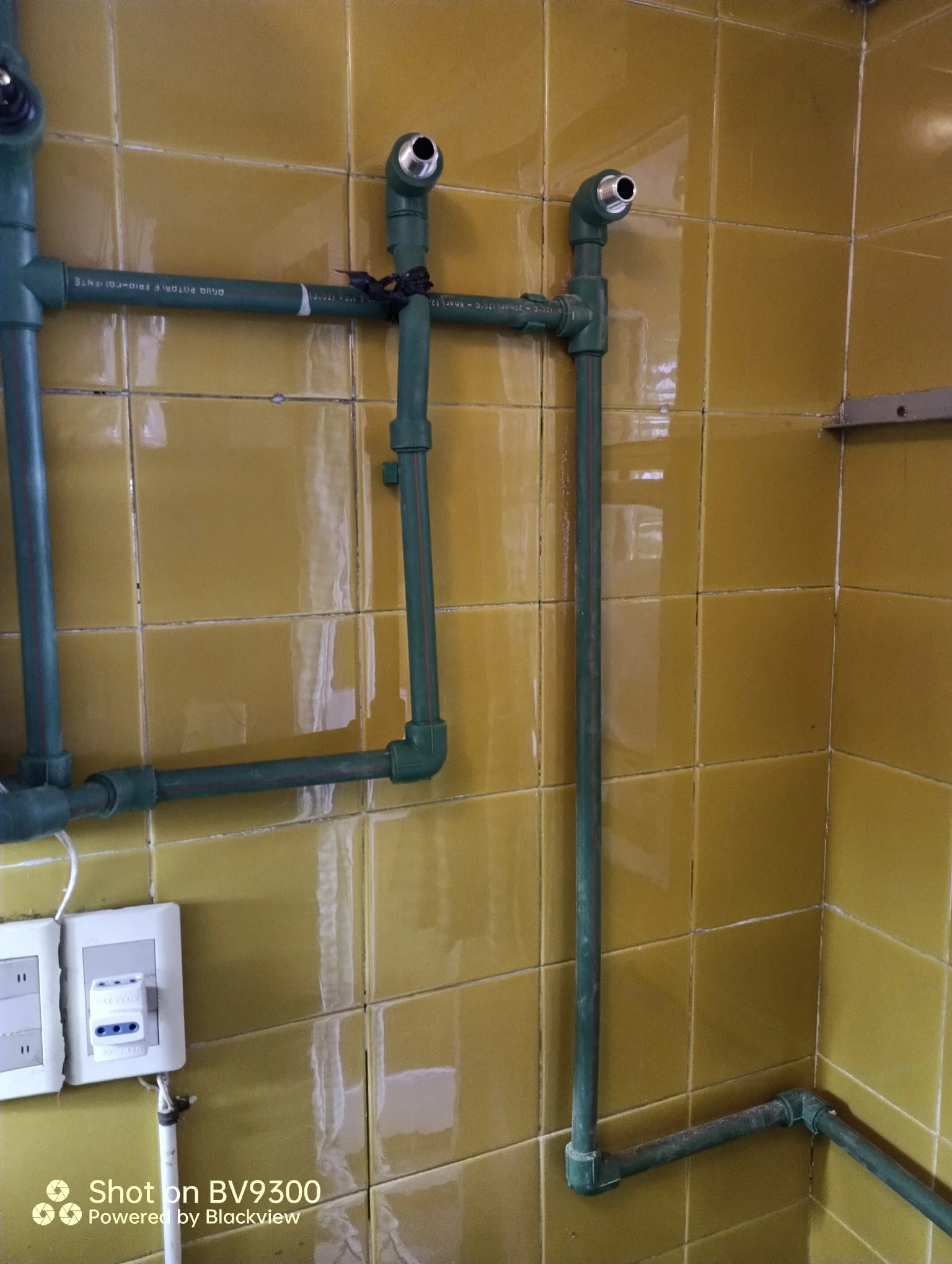 Cañerías verdes instaladas en pared