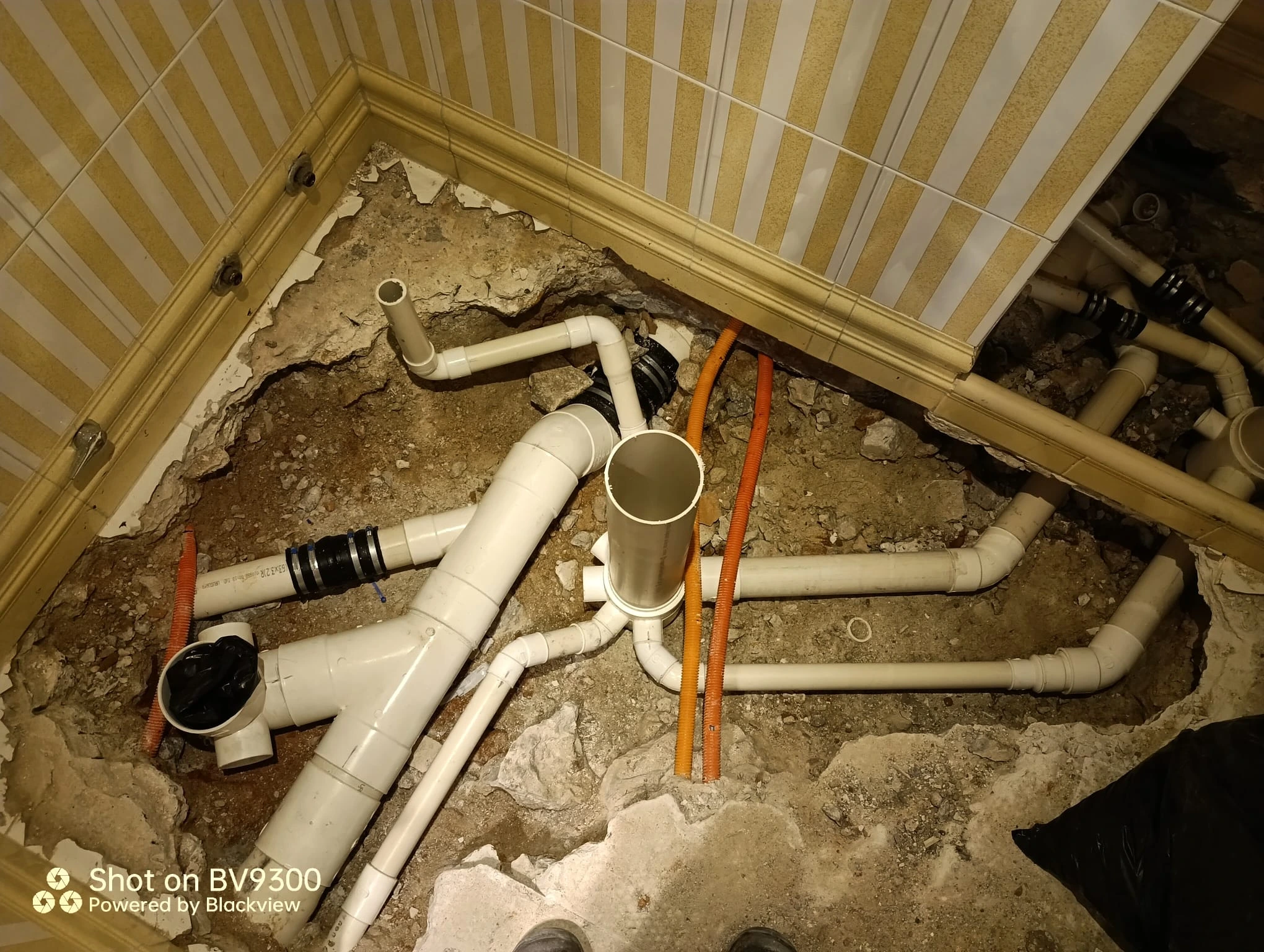 Instalación compleja de desagüe bajo piso